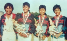Donald Pandiangan bersama 3 Srikandi Indonesia yang memenangkan medali perak Olimpiade Seoul: Nurfitriyana, Lilies Handayani, Kusuma Wardani. (foto sumber: moviexplorers.com)