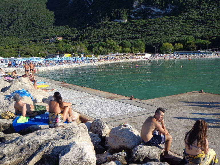 pengunjung berjemur di Pantai Portonovo, Ancona