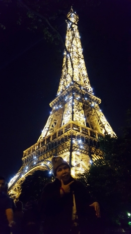 Menara Eiffel di malam hari.