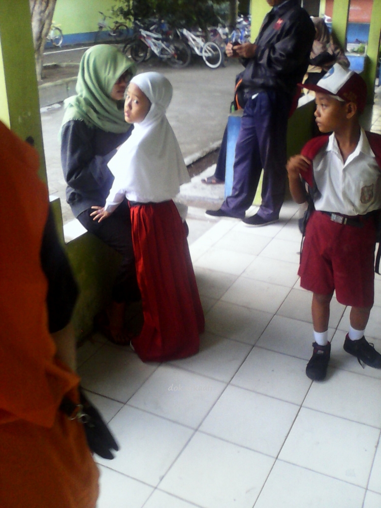 Seorang anak siswa baru yang tidak mau ditinggal ibunya di sekolah di hari pertama sekolah (dok.pribadi)