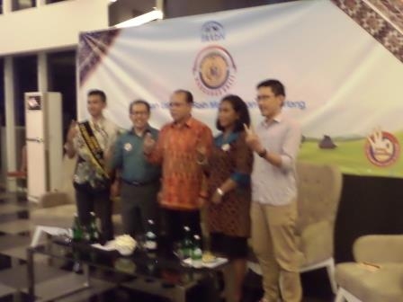 Foto bersama moderator dan narasumber. Kanan-kiri: Bang Nurul, Ibu Yohana, Pak Surya, drg. Jefry, dan Mas Rendy