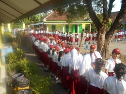 Suasana halal bi halal warga sekolah SD tempat anak saya belajar di hari pertama sekolah (dok.pri)