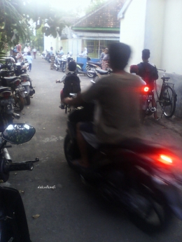 Deretan sepeda motor pengantar anak di hari pertama sekolah di depan pintu gerbang sekolah (dok.pribadi)