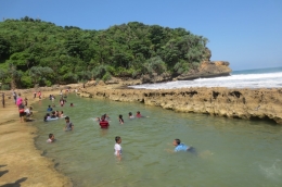 Kolam renang di pantai Bengkung (koleksi pribadi)