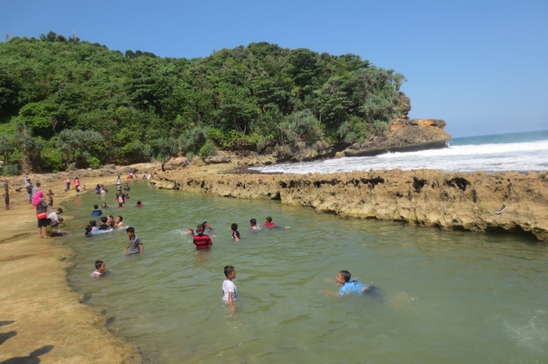 Kolam renang di pantai Bengkung (koleksi pribadi)