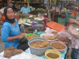 Penjual Pakasam Asli Mahang di Pasar Baru Barabai, HST  (Sumber : Doc. Pribadi)