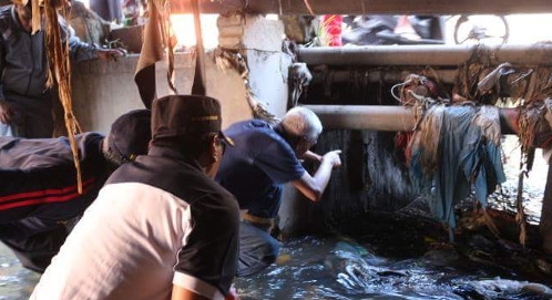 WALIKOTA Bukittinggi, Ramlan Nurmatias memasuki drainase untuk mengetahui kemungkinan penyumbatan saluran air. (FOTO: www.bukittinggikota.go.id)