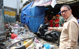 Walikota Bukittinggi Ramlan Nurmatias mendapati tumpukan sampah di salah satu sudut pasar. (FOTO: www.bukittinggikota.go.id)