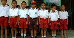 Deskripsi : Anak Usia Sekolah Dasar Berbaris I Sumber Foto : kemanusiaan.id
