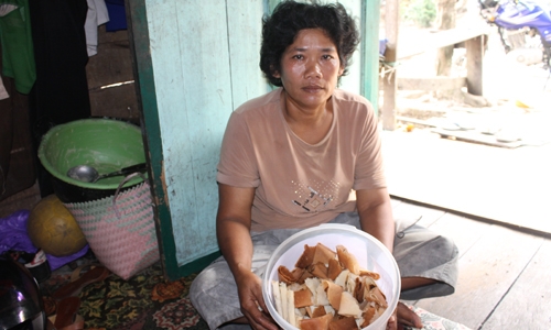 Arbainah, Pembuat Kuliner Kue Semprong setempat (Sumber : Doc. Pribadi)