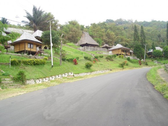 Bungalow dan penginapan di Moni. Foto: floresexplore.com