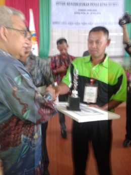 Foto Ketua Kelompok Giri Mulyo Wahyu Hidayat menerima penghargaan dari Bapak Gubernur Aceh (dokpri)