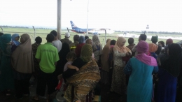 Menyaksikan pesawat mendarat dan lepas landas di Bandara Internasional Lombok. Sumber gambar: koleksi pribadi