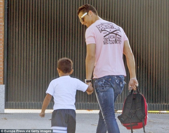 Cristiano Ronaldo saja mengantar anaknya ke sekolah