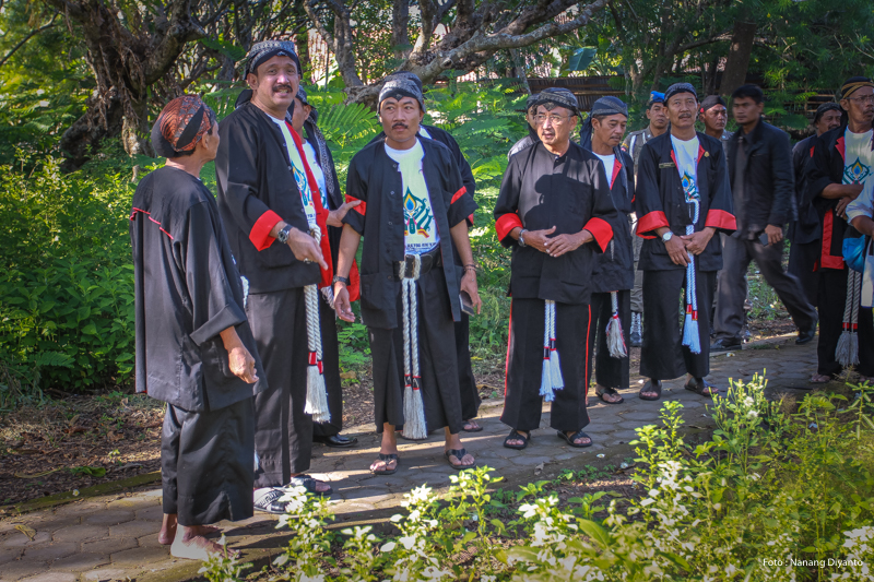 Bupati merespon permintaan juru kunci makam untuk merenovasi makam Raden Surodingrat I