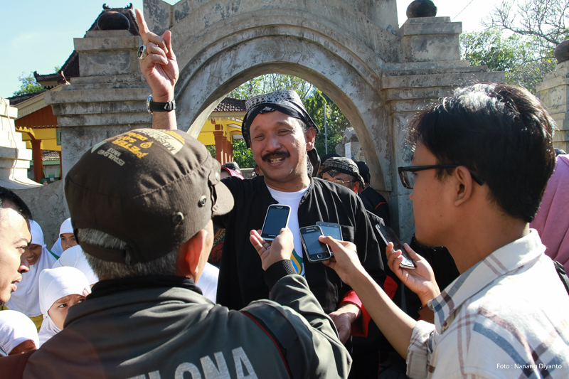 Bupati Ipong Muklisoni di depan gapura makam Setono