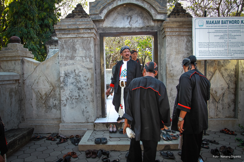 Bupati di depan pintu gerbang komplek makam Raden Katong