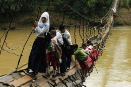 Jembatan kayu gantung di Banten, sudah sangat parah (Pic Source: Kaskus)