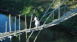 Jembatan bambu gantung di Manado/Minahasa (Pic Source: RadarManado.com)