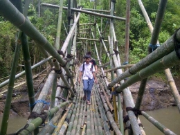 Jembatan bambu yang sudah lumayan oke di Minahasa Sulawesi Utara, menggunakan bambu baru (Pic Source: Klabatnewsok.com)