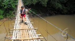 Jembatan Bambu; infrastruktur yang selama ini terabaikan? (Pic Source: Liputan6.com)