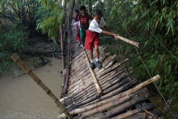 Jembatan bambu yang sudah terlihat uzur ini sudah layak diganti baru, jangan biarkan anak-anak ini celaka (Pic Source: kaskus)