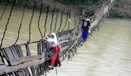 Masih dari Banten, bukan main perjuangan anak-anak SD ini untuk mencapai sekolahnya, perempuan lagi. Sungguh memiriskan (Pic Source: jppn.com)