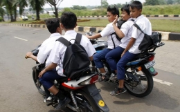 Sejumlah pelajar mengendarai sepeda motor ke sekolah. (Foto: nyunyu.com/)