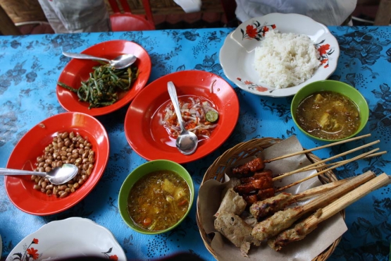 Paket komplit di warung Mertha Sari. Sumber: noermanbali.blogspot.com