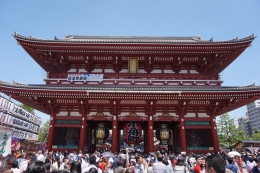Kaminarimon Gate menuju Asakusa Kanon Temple dan Sensoji Temple (dokumentasi pribadi)
