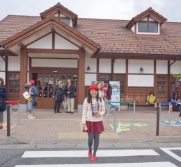 berpose di depan stasiun Kawaguchiko