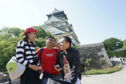 berfoto di depan Osaka Castle