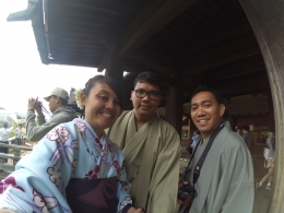 selfie di tengah keramaian Kiyomizudera Temple