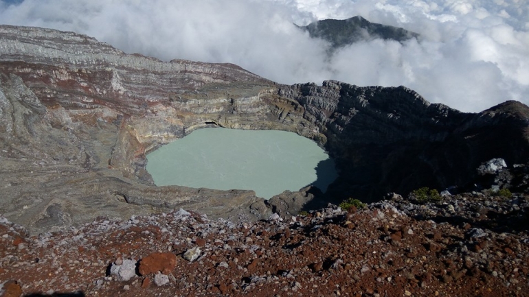 Kawah gunung Dempo dilihat dari puncak utama, kali ini berwarna krem susu, kali lain bisa saja berwarna hijau toscha dll (docpri)