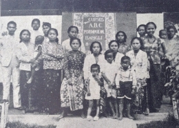 Kursus memberantas buta huruf untuk kaum perempuan di Bangli. Berdiri paling kiri: Ketut Kandia (foto Wk. Misralani). (Sumber: Majalah 'Waktu', No. 9, Tahun III, Sabtu 26 Maret 1949:17).
