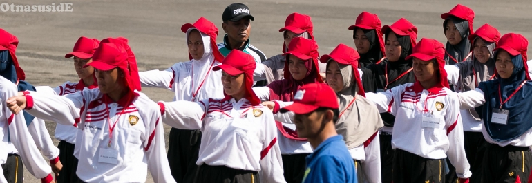 Mata elang pelatih melihat gerakan anaknya kalau masih ada yang salah