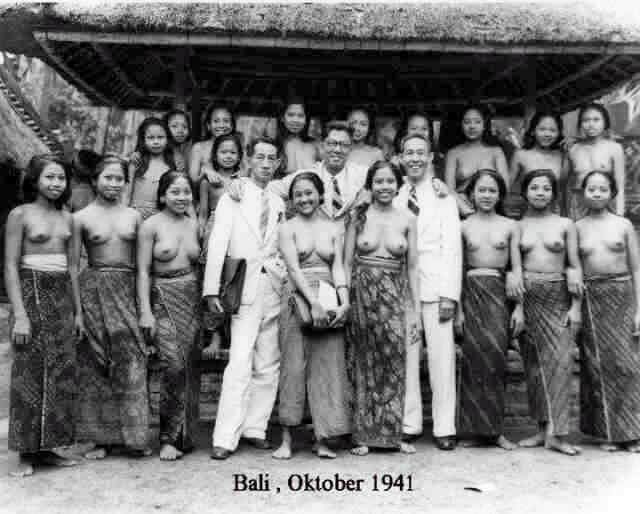 Perempuan Bali, awal 1940-an. (Sumber: www.carigold.com)