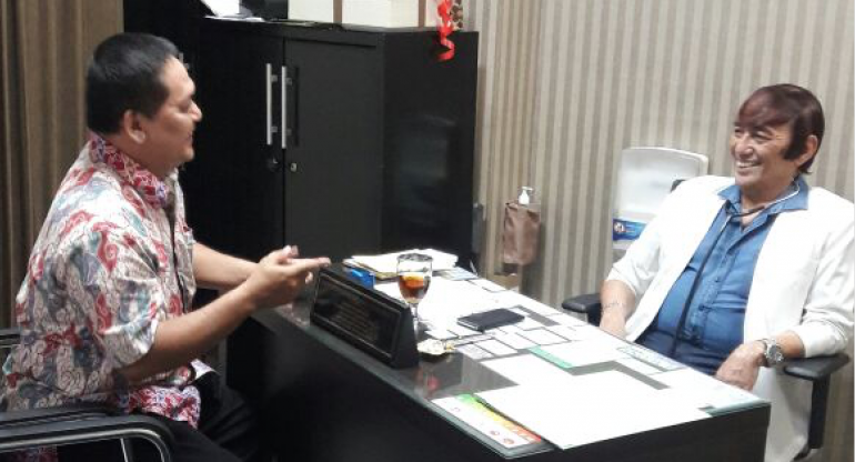 Anang Prasongko melakukan Wawancara dengan Prof BW , Clinical Consultant Parahita Diagnostic Center di Surabaya.