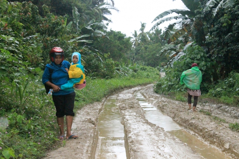 Kondisi Jalan Waesala Yang Belum di Aspal - Foto IL