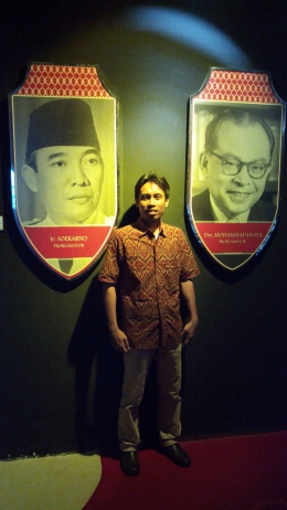 Penulis berfoto diantara foto tokoh proklamasi kemerdekaan RI Soekarno-Hatta. (Foto 