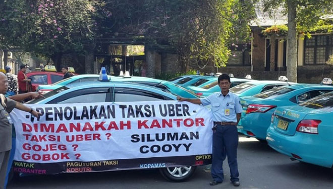 Demo penolakan kehadiran taksi online di Jakarta (foto:courtesi timeindonesia.co.id)