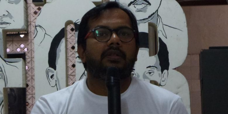 Koordinator Kontras, Haris Azhar di Kantor Kontras, Senen, Jakarta, Minggu (19/6/2016). (Kompas.com)