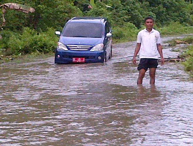 Kondisi jalan yang tergenang air akibat hujan - Foto MY