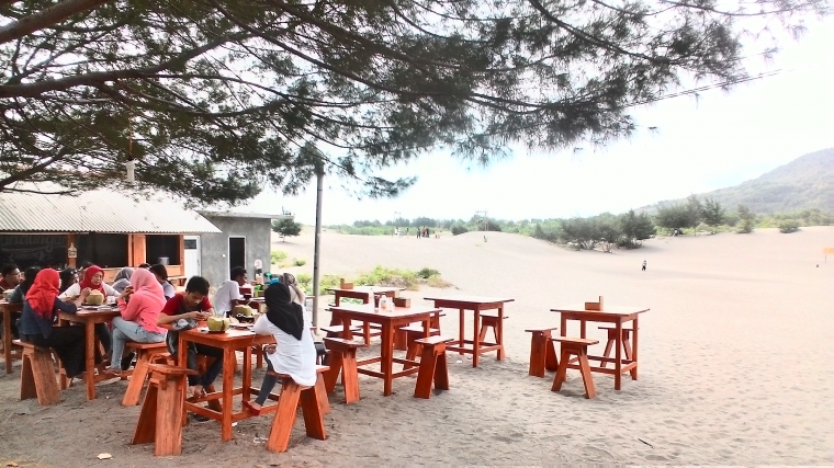 Menikmati makanan dengan view gumuk pasri