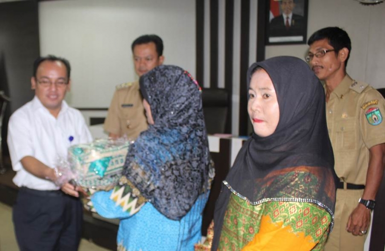 Penyerahan Hasil kerajinan tangan dari KWT Tanjung Menang kepada Baltibangnovda Sumsel. Foto Dokpri