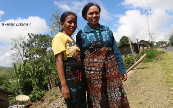 Kaum Ibu Pulang Dari Gereja dengan Kain Tenun Ngada (dok.Pribadi)