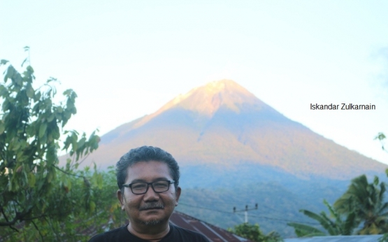 Penulis dengan latar Belakang Gunung Inerie yang mengayomi Bajawa (dok.Pribadi)