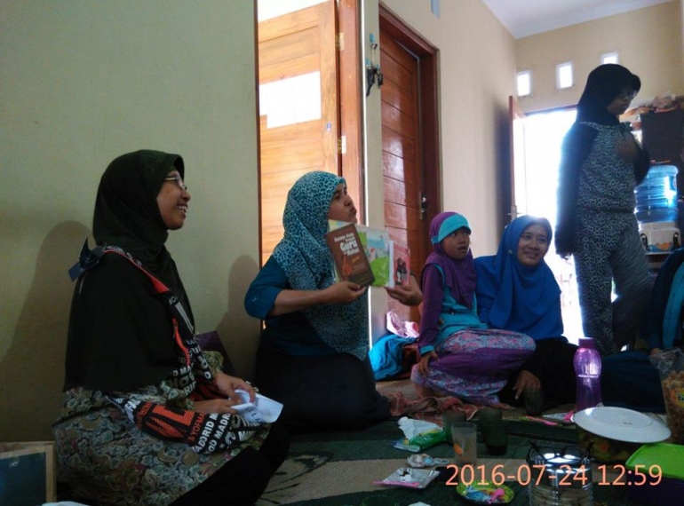 sang bintang; nyonya rumah yang memborong hadiah ... (foto: koleksi pribadi)