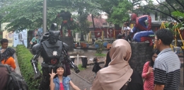 Refleksi kebahagiaan keluarga di salah satu taman kota di Bandung. Taman tidak perlu besar, yang penting bikin happy. | Sumber: destiasianews.com