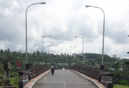Jembatan Tukad Bangkung dari arah Plaga (Sumber: dokumen pribadi)